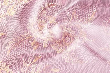 Resmi doku arka planı, dekoratif altın dantel desenli. Altın vintage dantelli arka plan. Altın dantel pembe bir arka plan üzerinde. Spandex, makro. Dantelli dekoratif çiçek desenli.
