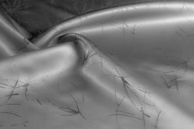 Yumuşak odak ipek kumaş siyah beyaz çizgiler bir desenle oluşturmak kendi eğilim bu siyah ve beyaz geometrik baskılı ipek boyalı bir desen ile minimalist tasarım standart olmayan bir görünümünü oluşturmak