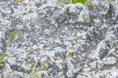 Doku, arka plan, desen. Eski granit taşlar. Eski bir taş duvar. Taştan bir duvar dokusu. Bir eski gri taş ve kum taşı doku kökenli tuğla duvar.