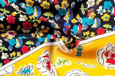 Doku arka plan deseni. İpek kumaş, çiçek desenli sarı bir arka plan üzerinde. Siyah bir arka plan üzerinde. Çiçek Tekstil veya kumaş. Kumaş dokusuna. Kumaş, tekstil, kumaş, dokuma malzeme,.