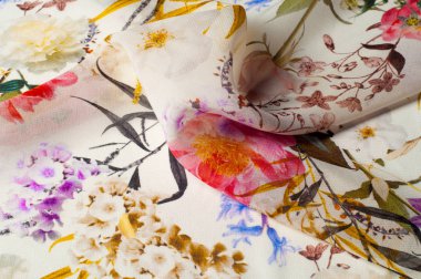 Doku, arka plan, desen. İpek kumaş. Doku pembe ve sarı çiçekler suluboya tekniği ile. Gül, papatya ve Mimoza ile duvar kağıtları. Tebrik kartı. İpek eşarp, şal. Tatil.