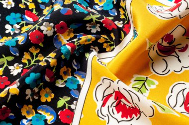 Doku arka plan deseni. İpek kumaş, çiçek desenli sarı bir arka plan üzerinde. Siyah bir arka plan üzerinde. Çiçek Tekstil veya kumaş. Kumaş dokusuna. Kumaş, tekstil, kumaş, dokuma malzeme,.