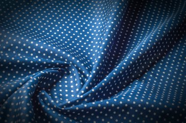 Doku arka plan deseni. İpek kumaş, mavi bir beze beyaz bezelye. Siyah bir arka plan üzerinde. Çiçek Tekstil veya kumaş. Kumaş dokusuna. Kumaş, tekstil, kumaş, dokuma malzeme,.