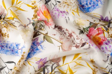 Doku, arka plan, desen. İpek kumaş. Doku pembe ve sarı çiçekler suluboya tekniği ile. Gül, papatya ve Mimoza ile duvar kağıtları. Tebrik kartı. İpek eşarp, şal. Tatil.