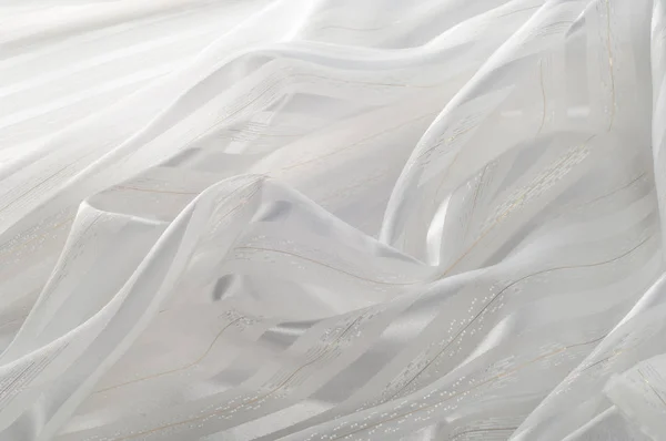 背景纹理 白色丝绸织品 与轻的小条 波纹白色丝绸面料特写 光滑典雅的金色丝绸可以用作婚庆背景 复古风格 — 图库照片