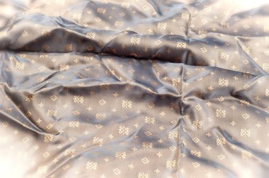 Doku arka plan deseni. Kahverengi ipek kumaş. Arka plan lüks kumaşlar ya da sıvı dalgalar ya da dalgalı kırışıklıklar. Pürüzsüz zarif altın ipek ya da içinde saten sepya tonlu. Retro tarzı