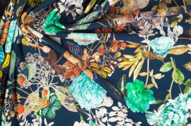 Örme kumaş. Çiçekler, meyveler ve kelebekler siyah bir arka plan. doku. Fotoğraf stüdyosu