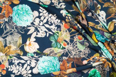 Örme kumaş. Çiçekler, meyveler ve kelebekler siyah bir arka plan. doku. Fotoğraf stüdyosu