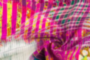 İpeksi arka plan bulanıklık. Doku arka plan görüntüsü, soyut desenli ipek kumaş. Renkli ipek kumaş yakın çekim. Fotoğraf ipek kumaş. Tekstil tasarımı. Kumaş boyama, boyama batik ipek