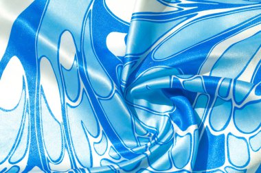 Doku, arka plan, desen. Bir kadının ipek mendil. Soyut, mavi desen beyaz zemin üzerine şal