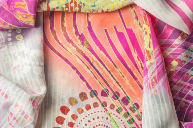 Doku arka plan görüntüsü, soyut desenli ipek kumaş. Renkli ipek kumaş yakın çekim. Filtre uygulanmış tonlu görüntü instagram tarzı. Fotoğraf ipek kumaş. Tekstil tasarımı. Kumaş boyama, boyama batik ipek