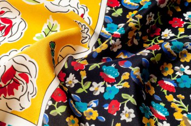 Doku arka plan deseni. İpek kumaş, çiçek desenli sarı bir arka plan üzerinde. Siyah bir arka plan üzerinde. Çiçek Tekstil veya kumaş. Kumaş dokusuna. Kumaş, tekstil, kumaş, dokuma malzeme,.