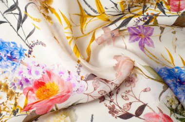 Doku, arka plan, desen. İpek kumaş. Doku pembe ve sarı çiçekler suluboya tekniği ile. Gül, papatya ve Mimoza ile duvar kağıtları. Tebrik kartı. İpek eşarp, şal. Tatil.