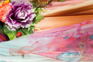 Pembe kumaş çiçek işlemeli. doku. Stüdyo fotoğrafı