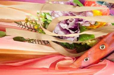 Pembe kumaş çiçek işlemeli. doku. Stüdyo fotoğrafı