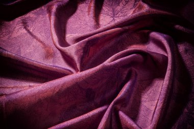 Doku, arka plan, desen. kumaş ipek koyu kestane rengi. İpek organze ruh, ama güzel saten yüzü olan. Bu kumaş organze gevrek bir örtüsü vardır, ama bir yüzü parlak saten.