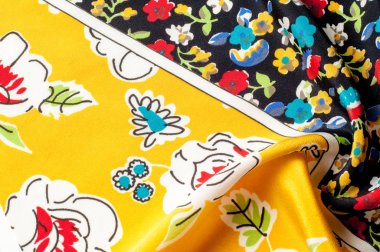 Doku arka plan deseni. İpek kumaş, çiçek desenli sarı bir arka plan üzerinde. Siyah bir arka plan üzerinde. Çiçek Tekstil veya kumaş. Kumaş dokusuna. Kumaş, tekstil, kumaş, dokuma malzeme,.