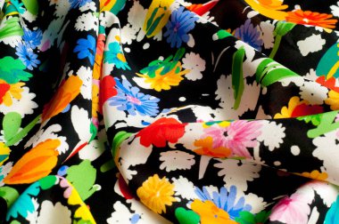 Doku arka plan deseni. İpek kumaş kırmızı siyah bir zemin üzerine yeşil çiçekler. Sulu boya desen olarak stilize çiçek deseni