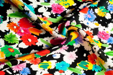 Doku arka plan deseni. İpek kumaş kırmızı siyah bir zemin üzerine yeşil çiçekler. Sulu boya desen olarak stilize çiçek deseni