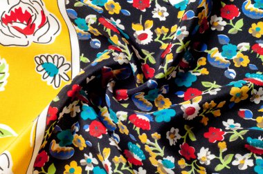 Doku arka plan deseni. İpek kumaş, çiçek desenli sarı bir arka plan üzerinde. Siyah bir arka plan üzerinde. Çiçek Tekstil veya kumaş. Kumaş dokusuna. Kumaş, tekstil, kumaş, dokuma malzeme,.