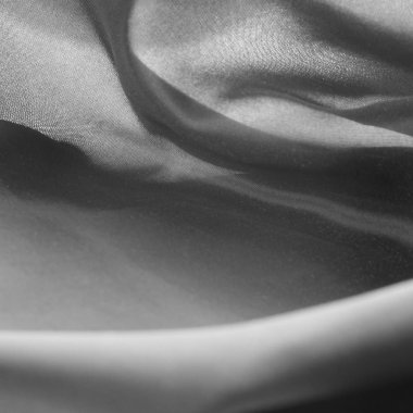 doku dantel. iyi bir açık kumaş, pamuk veya ipek, genellikle birini döngü, büküm veya desenleri iplik örgü tarafından yapılan ve özellikle hazır giyim süsleme için kullanılan.