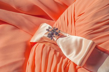 Doku, arka plan, desen. Açık turuncu renkli, ipek topu cüppe elbise. Kumaş mercan ipek