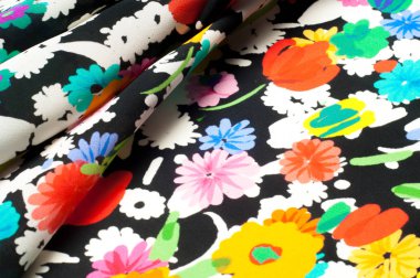 Doku arka plan deseni. İpek kumaş kırmızı siyah bir zemin üzerine yeşil çiçekler. Sulu boya desen olarak stilize çiçek deseni