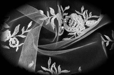 Doku, arka plan, desen. Dantelli beyaz kumaş. Çiçek dantel kumaştan yapılmış. İzole siyah arka plan. tebrik kartı. Masaüstü duvar kağıdı. Tasarımcı için ekran koruyucu zemin