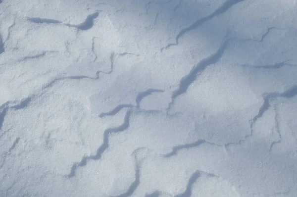 雪のテクスチャです 大気中の水蒸気が凍って氷の結晶と光の白いフレークで落下や白い層として地面に横たわってに — ストック写真
