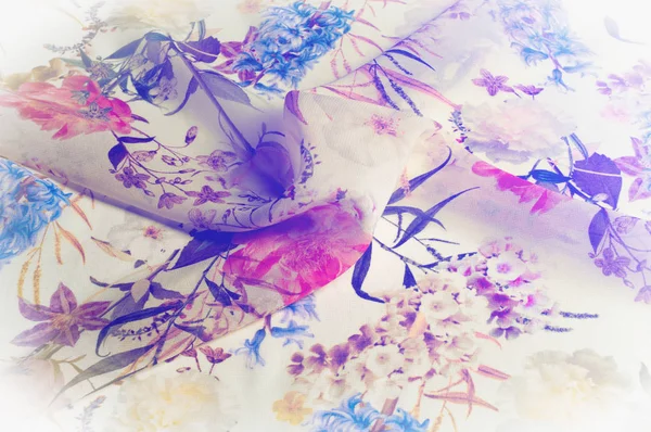 丝绸面料 质地与粉红色和黄色的花朵在水彩技术 壁纸与玫瑰 雏菊和含羞草 真丝围巾 — 图库照片