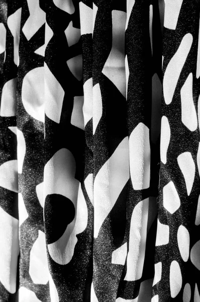 Doku, arka plan, desen. Bayan ipek elbise elbise modelleri. İpek kumaş bir soyut desen, siyah beyaz geometrik şekillerde yazılmış