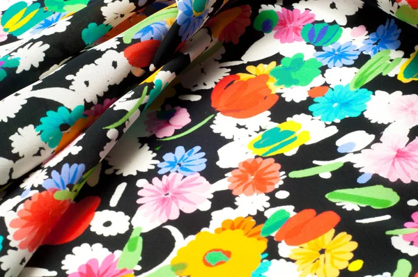 Doku arka plan deseni. İpek kumaş kırmızı siyah bir zemin üzerine yeşil çiçekler. Sulu boya desen olarak stilize çiçek deseni