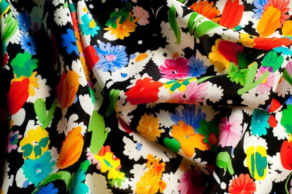 Doku arka plan deseni. İpek kumaş kırmızı siyah bir zemin üzerine yeşil çiçekler. Sulu boya desen olarak stilize çiçek deseni