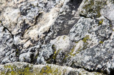 Doku, arka plan, desen. Eski granit taşlar. Eski bir taş duvar. Taştan bir duvar dokusu. Bir eski gri taş ve kum taşı doku kökenli tuğla duvar.