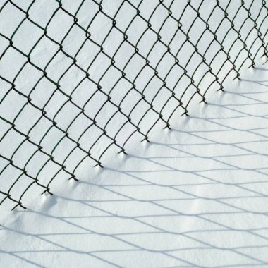 kar doku. atmosferdeki su buharı içine buz kristalleri ve hafif beyaz pul düşen veya beyaz bir tabaka olarak yerde yatan dondurulmuş