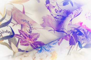 Doku, arka plan, desen. İpek kumaş. Doku pembe ve sarı çiçekler suluboya tekniği ile. Gül, papatya ve Mimoza ile duvar kağıtları. Tebrik kartı. İpek eşarp, şal. Tatil.