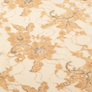 kumaş dantel. iyi bir açık kumaş, pamuk veya ipek, genellikle birini döngü, büküm veya desenleri iplik örgü tarafından yapılan ve özellikle hazır giyim süsleme için kullanılan