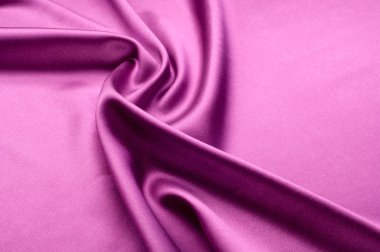 Doku arka planını kumaş. Kırmızı ipek kumaş. Koyu kırmızı sahne perdesi bir parçası. Lüks kumaşlar ya da sıvı dalgalar ya da dalgalı ipek saten doku kadife malzeme veya lüks kıvrımları arka plan