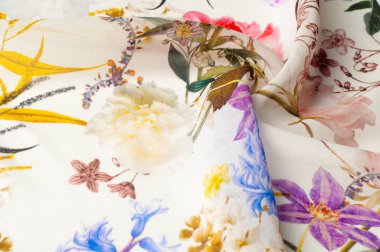 Doku, arka plan, desen. İpek kumaş. Doku pembe ve sarı çiçekler suluboya tekniği ile. Gül, papatya ve Mimoza ile duvar kağıtları. Tebrik kartı. İpek eşarp, şal. Tatil.