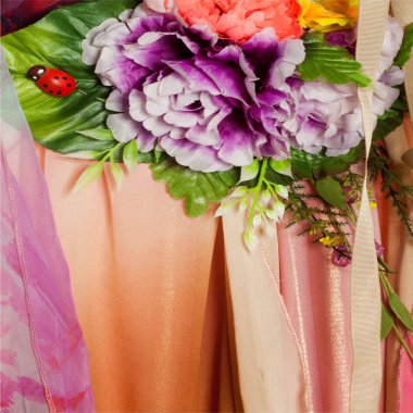 Pembe kumaş çiçek işlemeli. doku. Stüdyo fotoğrafı