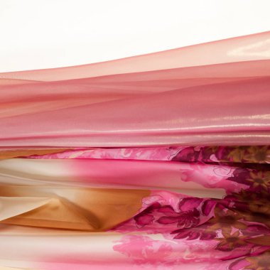 Pembe kumaş çiçek işlemeli. doku. Stüdyo fotoğrafı