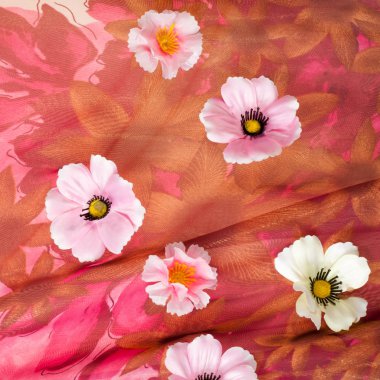 Pembe kumaş çiçek işlemeli. doku. Stüdyo fotoğrafı