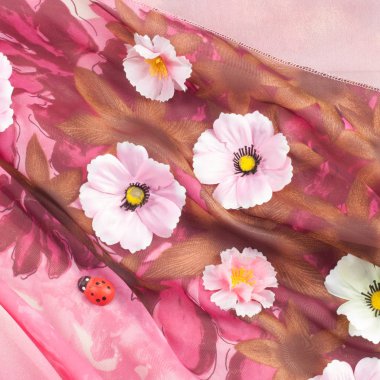 Pembe kumaş çiçek işlemeli. doku. Stüdyo fotoğrafı