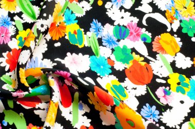 Doku arka plan deseni. İpek kumaş kırmızı siyah bir zemin üzerine yeşil çiçekler. Sulu boya desen olarak stilize çiçek deseni