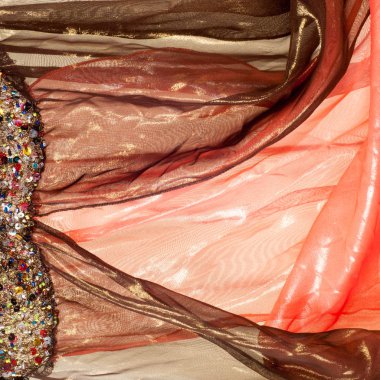 Pembe kahverengi şeffaf kumaş. doku. bornoz. Stüdyo fotoğrafı