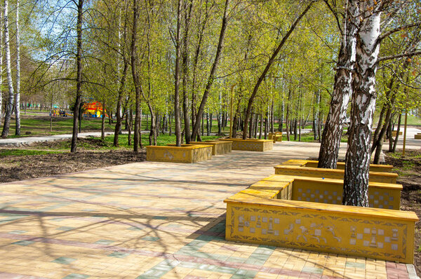 Фото весеннего торгового центра. Ранним утром широкоугольная фотография набережной Национального торгового центра
 