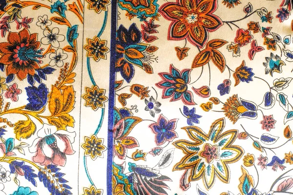 Tekstura Wzór Tło Jedwabne Tkaniny Multi Kolorowe Kwiaty Beżowym Tle — Zdjęcie stockowe