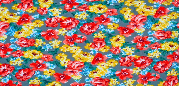 Textura pano de seda. Flores vermelhas amarelas pintadas em pano — Fotografia de Stock