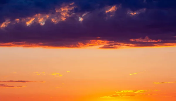 Pôr do sol nasce, céu colorido, nuvem amarela brilhante — Fotografia de Stock