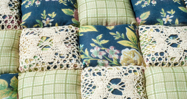 Текстура фона, рисунок. Различные ткани, сложенные на табличке
